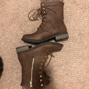 Brown Low heels Winter boots
